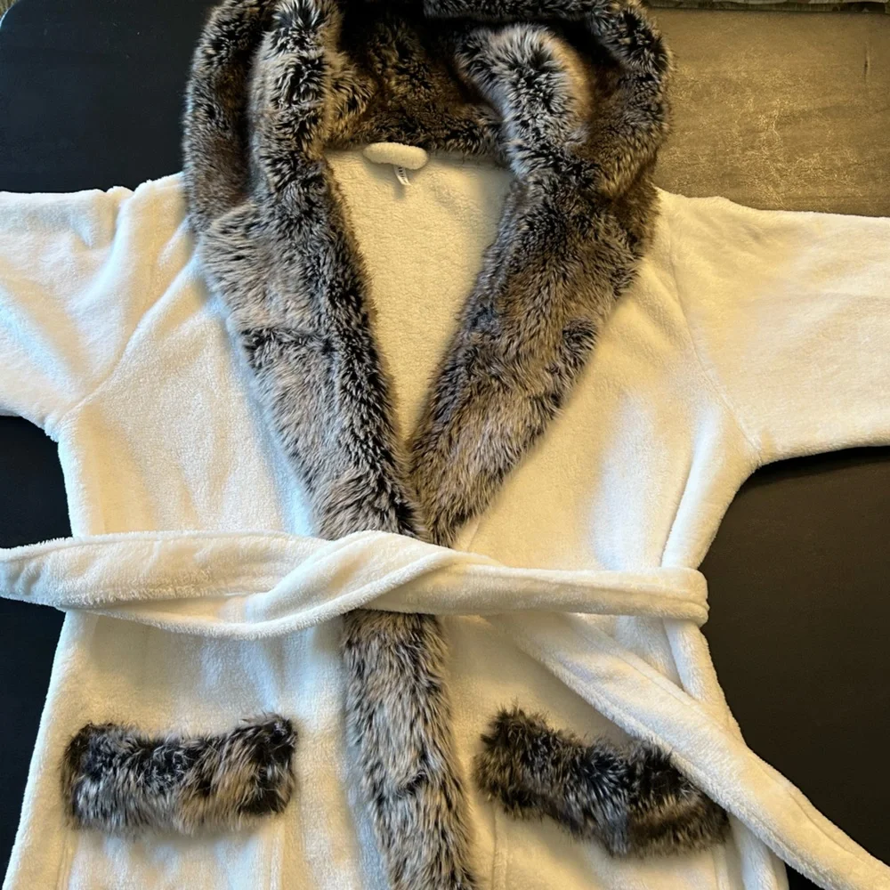 Pottery Barn Faux Fur Ombre soft hooded robe - Picture 8 of 10